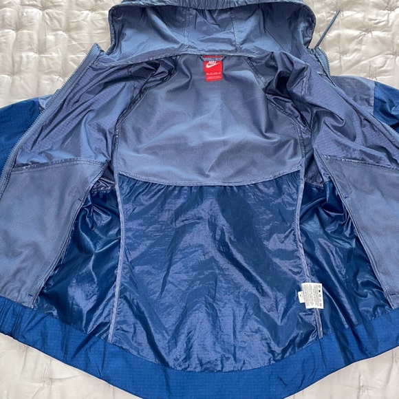NWOT - Nike Lightweight Hooded Windbreaker - Picture 6 of 9